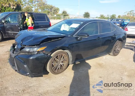 2021 Toyota Camry Se z USA, uszkodzony, nr VIN 4T1T11AK5MU564799